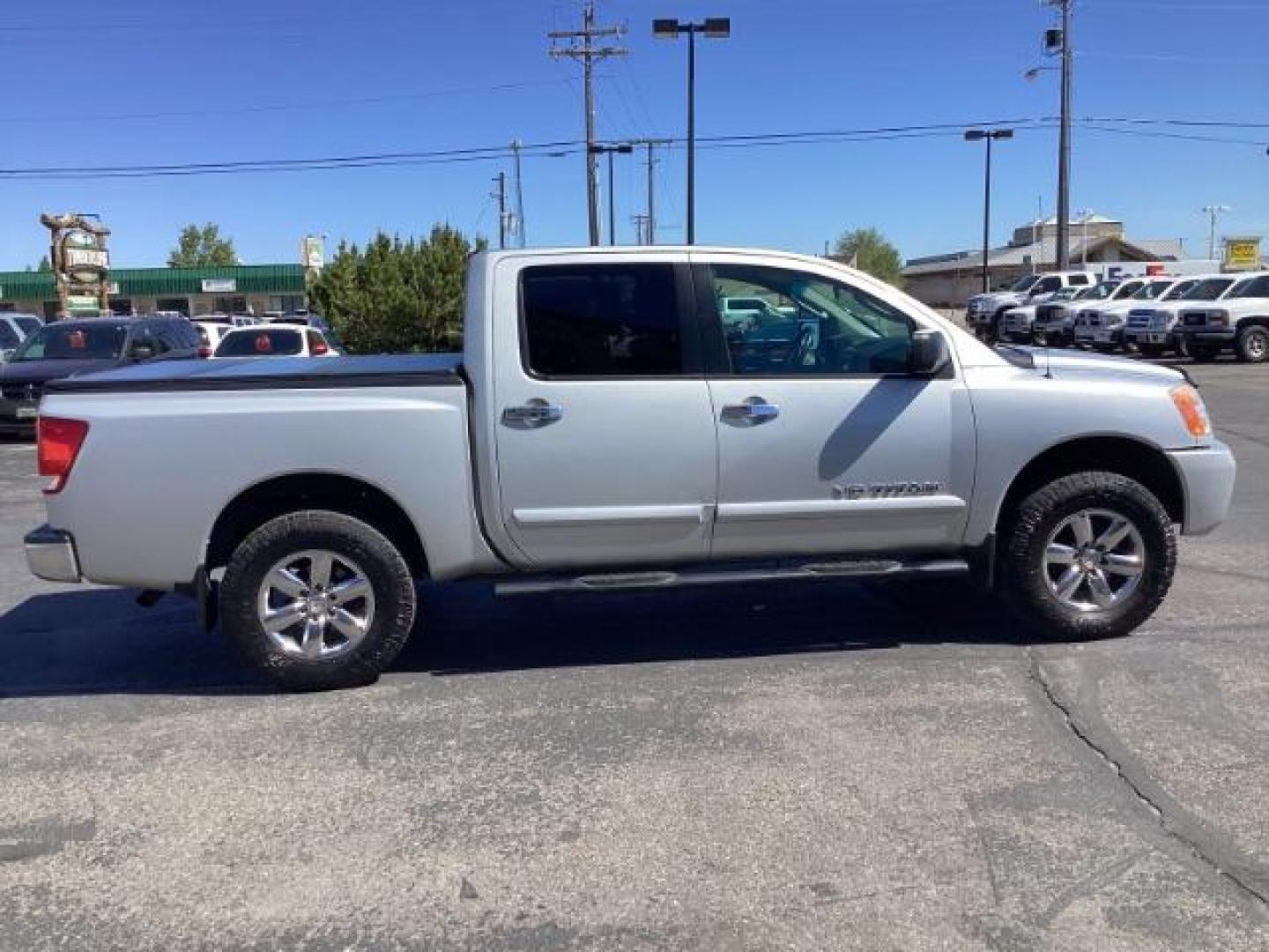 2009 Nissan Titan SE Crew Cab 4WD SWB (1N6AA07C29N) with an 5.6L V8 DOHC 32V engine, 5-Speed Automatic transmission, located at 1235 N Woodruff Ave., Idaho Falls, 83401, (208) 523-1053, 43.507172, -112.000488 - Photo#4