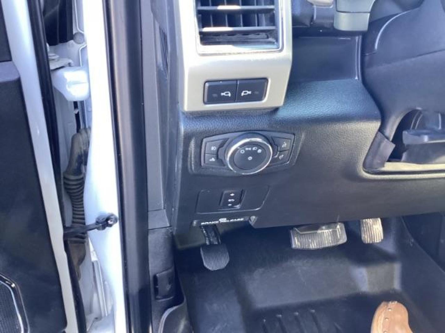 2020 WHITE /Black, leather Ford F-350 SD Lariat Crew Cab Long Bed 4WD (1FT8W3BT7LE) with an 6.7L V8 OHV 16V DIESEL engine, 6-Speed Automatic transmission, located at 1235 N Woodruff Ave., Idaho Falls, 83401, (208) 523-1053, 43.507172, -112.000488 - Photo#17