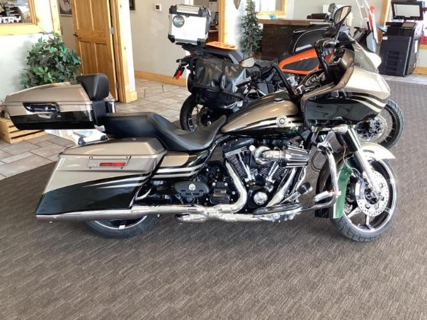 2013 Harley-Davidson FLTRXSE - (1HD1TC815DB) with an 1800CC engine, located at 1235 N Woodruff Ave., Idaho Falls, 83401, (208) 523-1053, 43.507172, -112.000488 - Photo#2